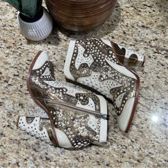 Frye White Leather Remy Studded & Beaded Gold Silver Block Heel Ankle Boots 9.5M - Picture 4 of 16